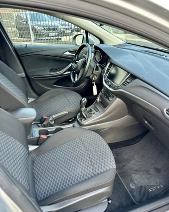 Opel Astra cena 37900 przebieg: 168000, rok produkcji 2017 z Wąbrzeźno małe 121